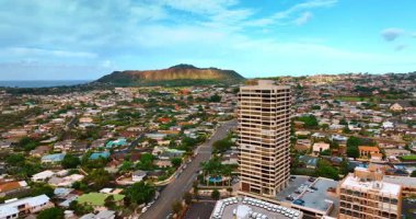 Şehrin düşük katlı mimarisinden, yüksek binalar göze çarpıyor. Diamond Head Krateri arka planda. Honolulu, Hawaii, ABD. Hava görünümü.