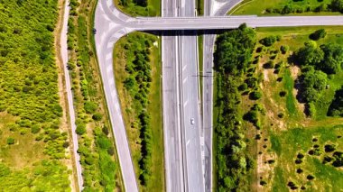 Çevrede çim ve çalılıklar olan otobanlar ve otobanlar üzerinde uçmak. Slovakya kırsalındaki karayolu sistemi üzerinde uçuş.