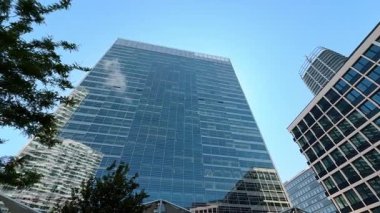 Değişik tasarım ve yükseklikte çeşitli yüksek binalar. Çağdaş şehrin modern mimarisi. Düşük açı görünümü.
