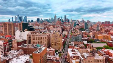 Şehirdeki ya da şehirdeki modern binaların dışındakiler. Mavi gökyüzünün arkaplanındaki mimari tasarımda alçak açı görünümü.