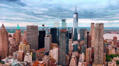 Şehirdeki ya da şehirdeki modern binaların dışındakiler. Mavi gökyüzünün arkaplanındaki mimari tasarımda alçak açı görünümü.