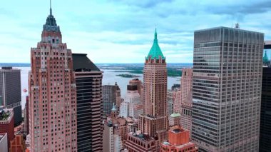 Şehirdeki ya da şehirdeki modern binaların dışındakiler. Mavi gökyüzünün arkaplanındaki mimari tasarımda alçak açı görünümü.