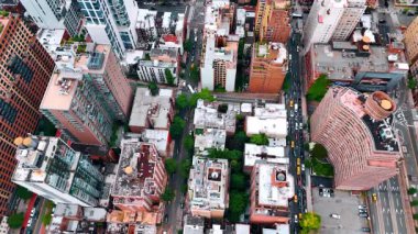 Şehirdeki ya da şehirdeki modern binaların dışındakiler. Mavi gökyüzünün arkaplanındaki mimari tasarımda alçak açı görünümü.