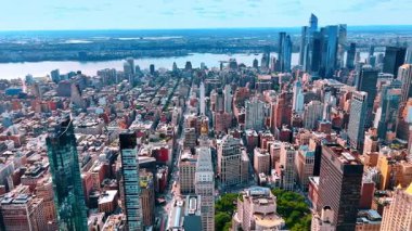 Şehirdeki ya da şehirdeki modern binaların dışındakiler. Mavi gökyüzünün arkaplanındaki mimari tasarımda alçak açı görünümü.