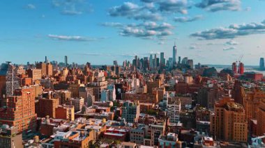 Şehirdeki ya da şehirdeki modern binaların dışındakiler. Mavi gökyüzünün arkaplanındaki mimari tasarımda alçak açı görünümü.