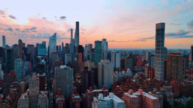 Şehirdeki ya da şehirdeki modern binaların dışındakiler. Mavi gökyüzünün arkaplanındaki mimari tasarımda alçak açı görünümü.