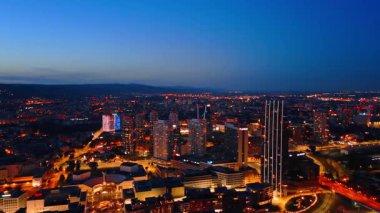 Bratislava, Slovakya 'da gece saatlerinde çok sayıda şehir ışığı yanıyor. Arkaplanda Tatras aralığı siluetleri var. Hava görünümü.