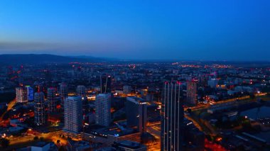 Bratislava, Slovakya - 14 Haziran 2025: Bratislava ufuk çizgisi alacakaranlıkta aydınlandı. Bratislava 'nın ufuk çizgisi alacakaranlıkta parlıyor, modern mimariyi ve canlı şehir yaşamını vurguluyor..