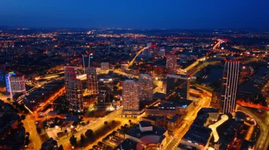 Bratislava, Slovakya - 14 Haziran 2025: Bratislava gece ufuk çizgisi görünümü. Bratislava 'nın canlı silueti geceleri şehrin modern mimarisini ve hareketli caddelerini gözler önüne seriyor..