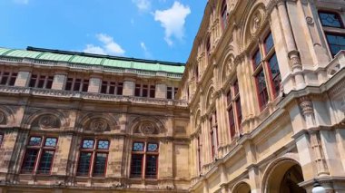 Viyana, Avusturya - 9 Haziran 2025: Avusturya, Viyana 'da çarpıcı mimari. Turistler, Avrupa 'nın aydınlık ve güneşli bir gününde Viyana' daki tarihi binaların karmaşık ayrıntılarına hayran kalırlar..