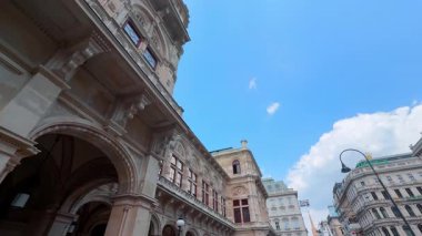 Viyana, Avusturya - 9 Haziran 2025: Güneşli Viyana 'da turistler. Ziyaretçiler, açık mavi gökyüzü altındaki tarihi mimariye hayran kalarak, Wien 'in güzel sokaklarında geziniyorlar..