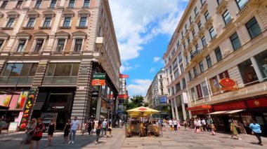 Viyana, Avusturya - 9 Haziran 2025: Viyana 'da keyifli bir öğleden sonra. Turistler güneşli bir günde büyüleyici mimari ve canlı kafelerle çevrili Viyana 'nın canlı sokaklarını keşfediyorlar..