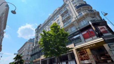 Viyana, Avusturya - 9 Haziran 2025: Şehrin tarihi bölümünün çarpıcı tasarımı ve mimarisi. Avusturya, Viyana 'daki eski binaların alçak açılı görüntüsü.