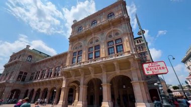 Viyana, Avusturya - 9 Haziran 2025: Avusturya 'daki güzel Viyana Devlet Operasının çarpıcı dış görünüşü. Güneşli bir günde eski binanın alçak açılı görüntüsü.