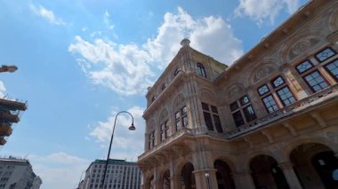 Viyana, Avusturya - 9 Haziran 2025: Avusturya 'nın çarpıcı eski mimarisi. Viyana Devlet Operası binasının alçak açılı görüntüsü.