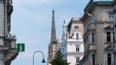 Viyana, Avusturya - 9 Haziran 2025: Modern Viyana 'nın tarihi binaları. Göz kamaştırıcı Aziz Stephen Katedrali 'nin kulesi.