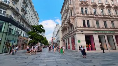 Viyana, Avusturya - 9 Haziran 2025: Modern Viyana 'nın merkez bölümü, Avusturya. Birçok insan tarihi binalarda dükkanları olan caddelerin yanından geçiyor..