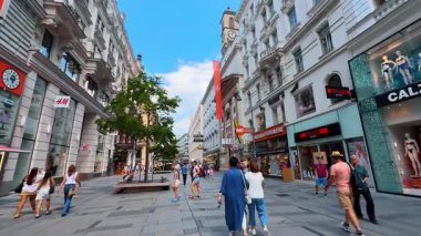 Viyana, Avusturya - 9 Haziran 2025: Viyana, Avusturya 'da alışveriş. Modern dükkanları ve markaları olan insanlar tarafından bir tur..