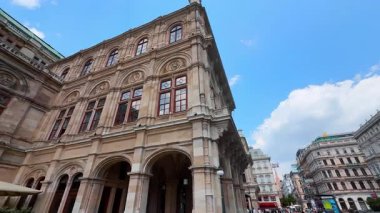 Viyana, Avusturya - 9 Haziran 2025: Avusturya 'da Viyana Devlet Operasının çarpıcı binası. Güzel şehrin caddesinde bir tur. Düşük açı görünümü.