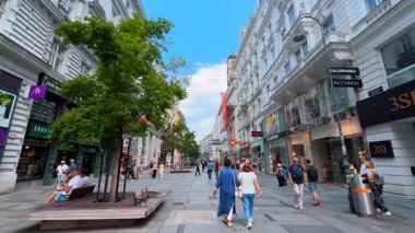 Viyana, Avusturya - 9 Haziran 2025: Güzel tarihi binalarda birçok modern mağaza. Avusturya, Viyana 'da bir tur..