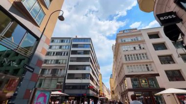 Viyana, Avusturya - 9 Haziran 2025: Modern Viyana, Avusturya 'nın işlek sokakları. Caddedeki binaların alçak açılı görüntüsü.