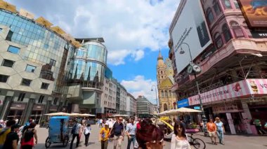 Viyana, Avusturya - 9 Haziran 2025: Birçok insan Saint Stephen Katedrali 'ne giden yolda yürüyor. Viyana 'da eski bir kasaba, Avusturya.