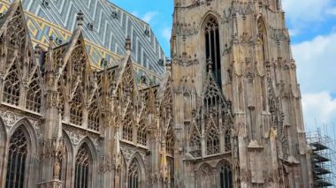 Viyana, Avusturya - 9 Haziran 2025: Saint Stephen Katedrali 'nin etkileyici dış görünüşü. Göz kamaştırıcı Viyana manzarasına yakından bakın..