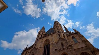 Viyana, Avusturya - 9 Haziran 2025: Saint Stephen Katedrali 'nin ön tarafındaki kuleler. Mavi gökyüzünün arkaplanındaki tarihi binanın alçak açılı görüntüsü. Viyana, Avusturya.