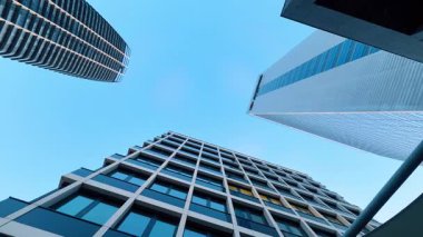 Bratislava, Slovakya - 5 Haziran 2025: Modern mimari gökyüzüne uzanır. Gündüz vakti açık mavi gökyüzüne karşı çağdaş gökdelenlere bakıyorum..