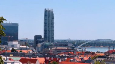 Slovakya 'nın Bratislava kentindeki binaların turuncu çatıları. Yeni şehir ve arkaplanda Appolo Köprüsü.