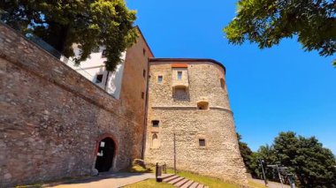 Bratislava, Slovakya, 2 Haziran 2025: Eski Bratislava Kalesi 'nin ulaşılamaz duvarları. Slovakya 'nın başkentinin ünlü simgesine alçak açı görünümü.