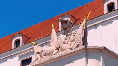 Slovakya 'daki Bratislava Kalesi' nin perdesindeki güzel bahçe boyunca yürü. Çok az insan fotoğraf çekerek bu güzel bölgeden geçer..