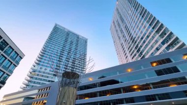 Bratislava, Slovakya, 2 Haziran 2025: Apartman ve ofis binaları. Bratislava, Slovakya 'nın modern mimarisine düşük açı görünümü.