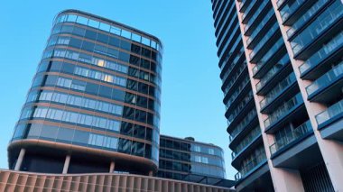 Yeni, güzel, modern cam ve metalden yapılmış gökdelenler. Bratislava, Slovakya 'daki çok katlı binaların düşük açılı görüntüsü.