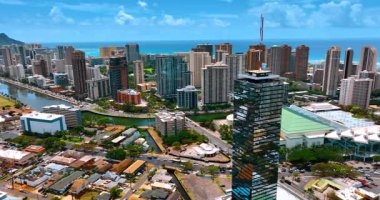Parlak cam gökdelen Honolulu, Hawaii, ABD şehir manzarası üzerinde yükseliyor. Waikiki tatil köyünün mavi okyanusun arka planındaki manzarası. Hava perspektifi.