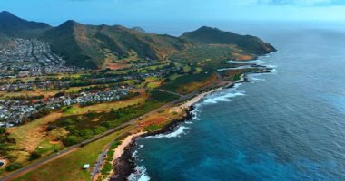 Pasifik Okyanusu kıyısı boyunca uzanan otoyol. Dağlarla ve güzel vadilerle dağılmış yerleşim alanının hava manzarası.