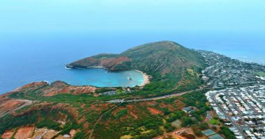 Yanardağ kraterindeki Hanauma Körfezi 'nin muhteşem güzelliği. İnsansız hava aracı görüntüleri doğa manzarası ve yerleşim alanı üzerinde. Hawaii, ABD.
