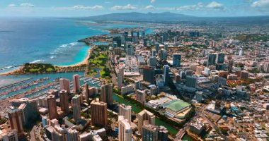 Güneşli bir günde modern Honolulu, Hawaii, ABD 'nin güzel manzarası. Waikiki bölgesindeki İHA görüntüleri Ala Wai Kanalı 'na yaklaşıyor..