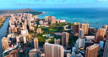 Waikiki tatil köyünün güzel manzarası. Şehrin ortasındaki yeşil bir parka yaklaşıyoruz. Arkaplanda Elmas Kafası Krateri.