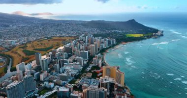Muhteşem Waikiki Pasifik Okyanusu kıyısında. Mavi sudaki Elmas Kafa Krateri 'ne hava perspektifi.