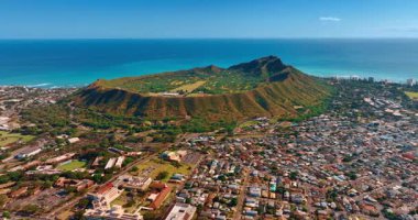 Honolulu, Hawaii, ABD 'nin yoğun kentsel manzarası üzerinde uçuş. Manzaranın ortasında ünlü elmas başlıklı krater.