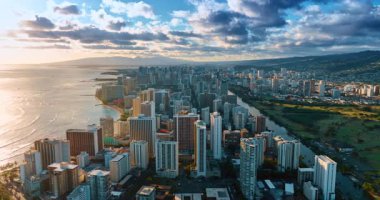 Waikiki Oteli 'nin lüks otellerinde uçuyorlar. Hava aracından güzel Honolulu, Hawaii 'nin gün batımı manzarası.