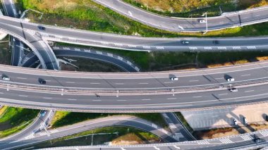 Birden fazla aracın geçtiği karmaşık yollar sistemi. Slovakya kırsalında trafik vardı. Üst görünüm.