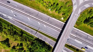 Otoyol ve otoban üzerinde birkaç arabayla uçmak. Slovakya 'daki yolların üstündeki İHA görüntüleri.