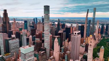 New York, ABD 'nin modern şehir manzarası. İnsansız hava aracı görüntülerinden Manhattan 'ın çarpıcı gökdelenleri.