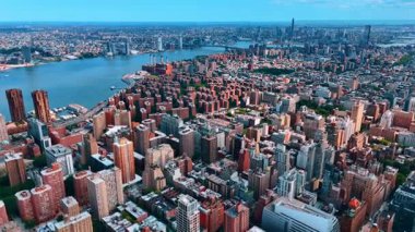New York 'un uçsuz bucaksız manzarası nehrin karşısına geçti. İnsansız hava aracı görüntüleri gündüz vakti metropolde..