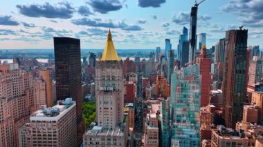 Altın kapaklı Hayat Sigortası Şirketi 'ne yaklaşıyoruz. Bulutlu gökyüzünün altında New York Panoraması.
