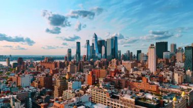 New York, ABD 'deki eski moda binaların üzerinden uçacağız. Arkaplanda cam gökdelenler grubu.