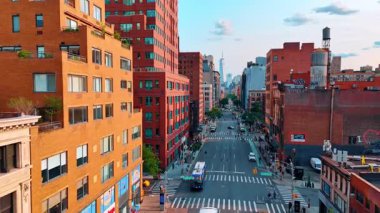 New York 'taki işlek caddeye taşınıyorum. ABD. Güzel, eski moda mimari cadde boyunca.