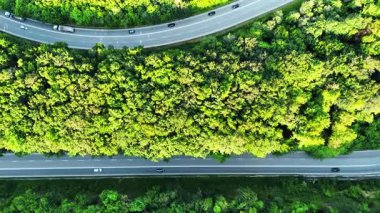 Arabalı iki yol. Otoyolların kesiştiği ağaçlık bir kırsal bölge. Üst görünüm.